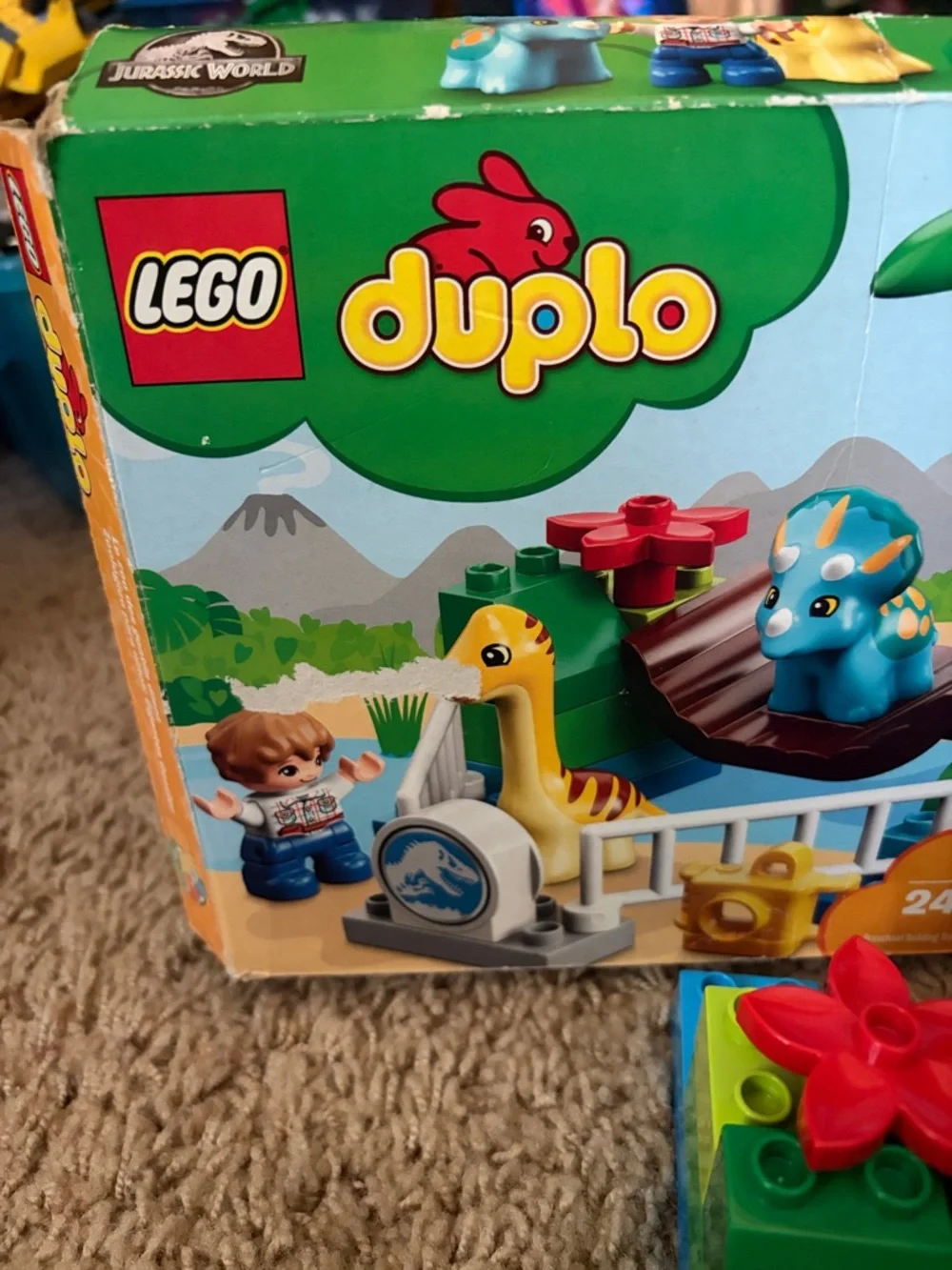LEGO Duplo Jurassic World Gentle Giants Petting Zoo 10879 - Picture 2 of 9